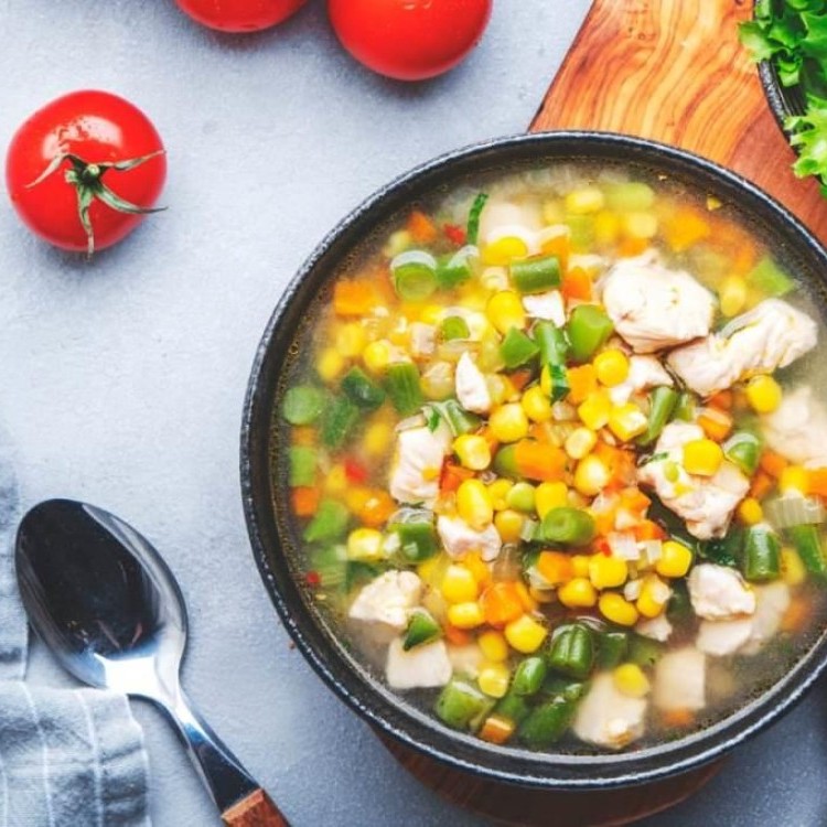 شوربة الدجاج بالخضار الصحية والمغذية