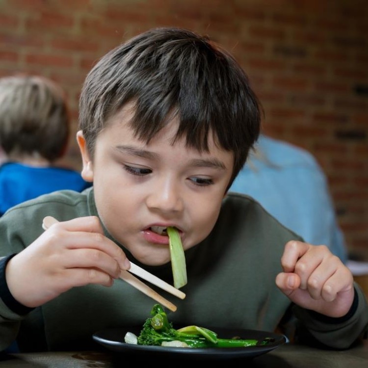 طفل يأكل حضروات