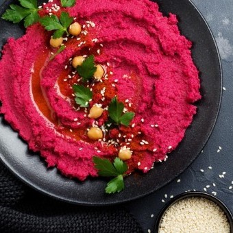 طبق حمص مع شمندر صحي لتغذية مرضى سرطان الثدي