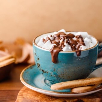 شوكولاتة ساخنة بالهيل والكريمة