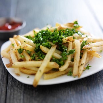 البطاطس المقلية بالثوم والبقدونس