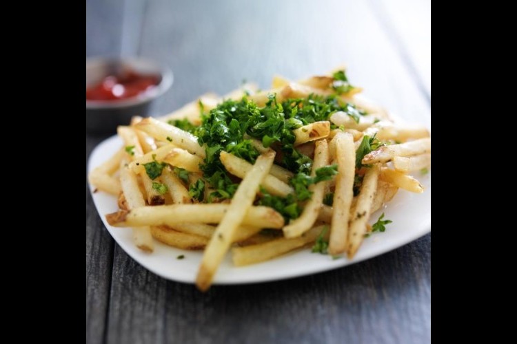 البطاطس المقلية بالثوم والبقدونس