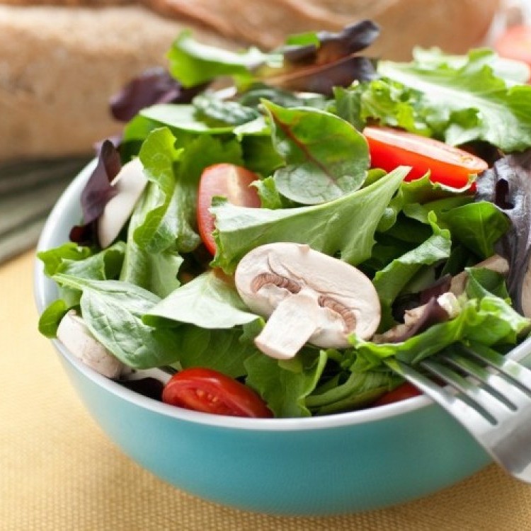 سلطات خفيفة ومغذية بالجرجير