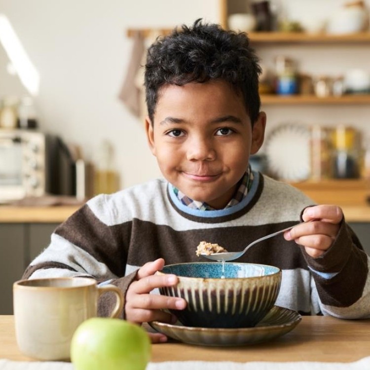 طفل يأكل الشوفان