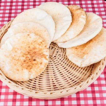 الخبز العربي التقليدي بالطحين والماء بدون فرن