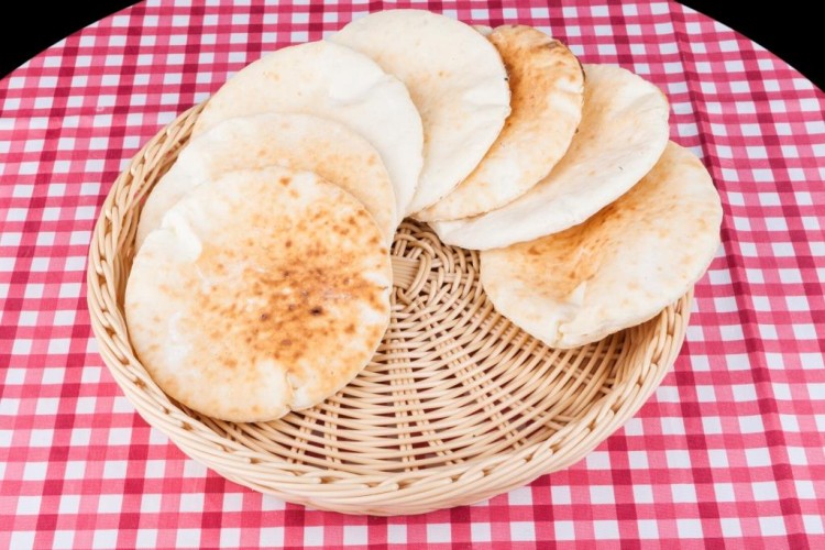 الخبز العربي التقليدي بالطحين والماء بدون فرن