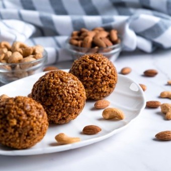 كرات اللوتس الذهبية بالشعيرية