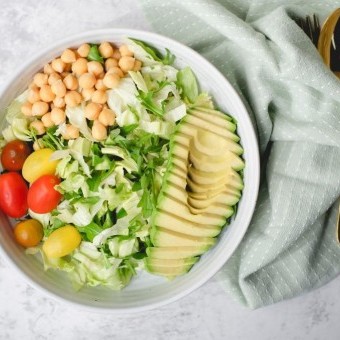 سلطة الحمص بالأفوكادو