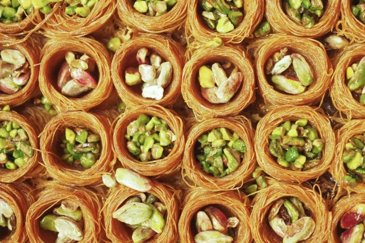 كنافة أساور بالفستق