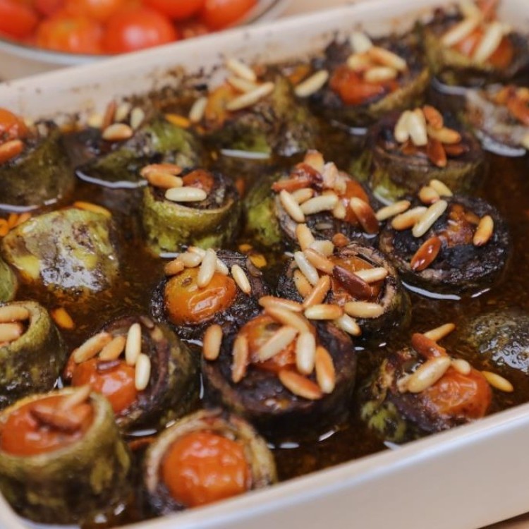 لفائف الكوسا المقطعة باللحم والأرز والخضار بالفيديو