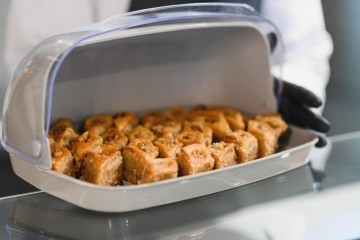 نصائح عملية وعلمية لتخزين حلويات العيد دون أن تنشف