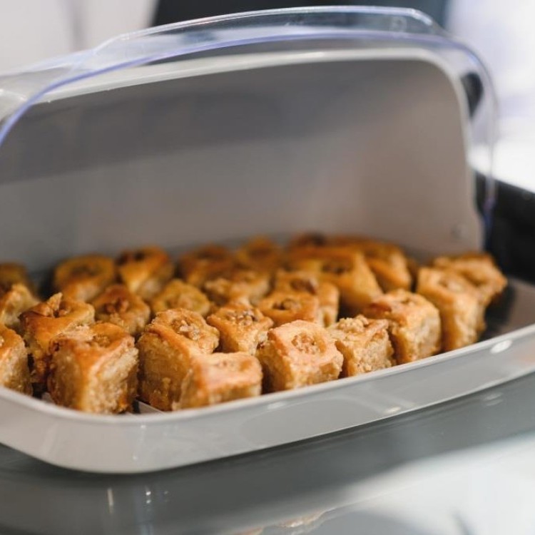 نصائح عملية وعلمية لتخزين حلويات العيد دون أن تنشف