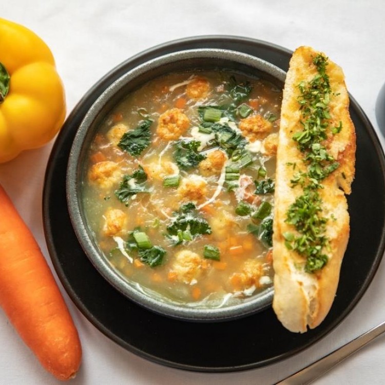 شوربة الدجاج بالجزر والثوم