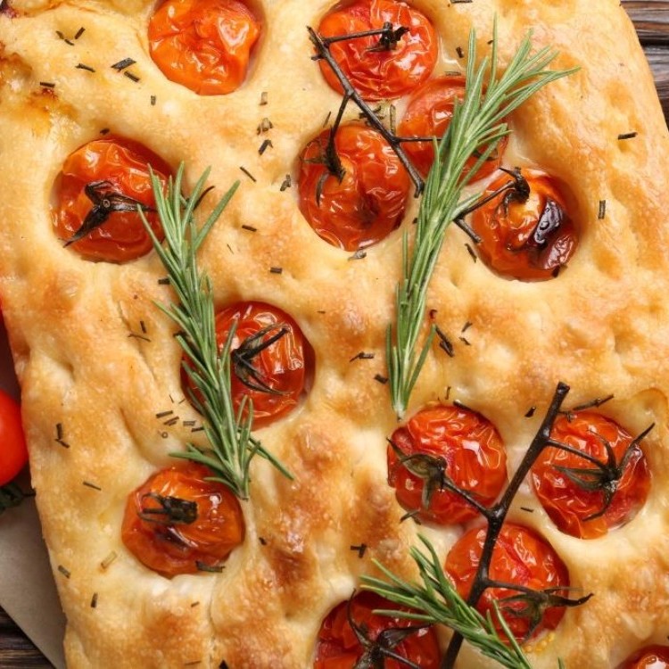 البطاطس مثاليةً لصنع بيتزا وفوكاتشيا طرية للغاية 