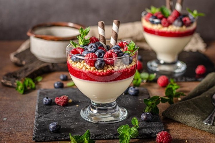 حلى بارد بالشوكولاتة البيضاء والفواكة