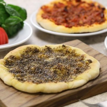 مناقيش شامية بالزيت والزعتر