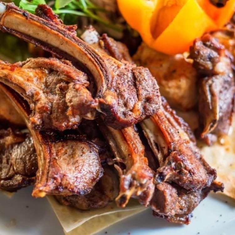 أطباق اللحم بصلصات غنية بطعم المطاعم