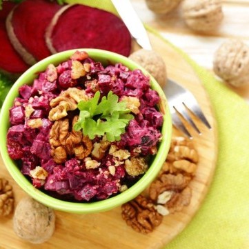 سلطة البنجر بالزبادي والجوز