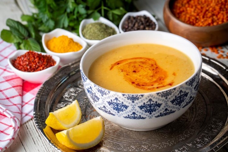 شوربة العدس بالكمون والليمون