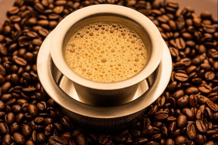 طريقة تحضير القهوة السعودية بالقرنفل والهيل