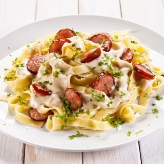 مكرونة بالنقانق والجبن