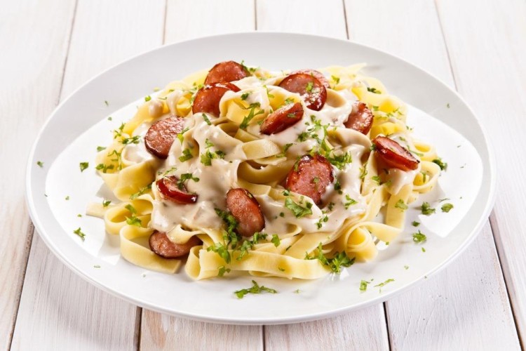 مكرونة بالنقانق والجبن