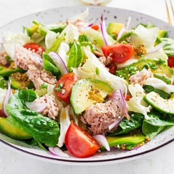 سلطة التونة مع بذور الشيا والأفوكادو للرجيم