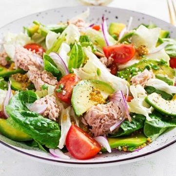 سلطة التونة مع بذور الشيا والأفوكادو للرجيم