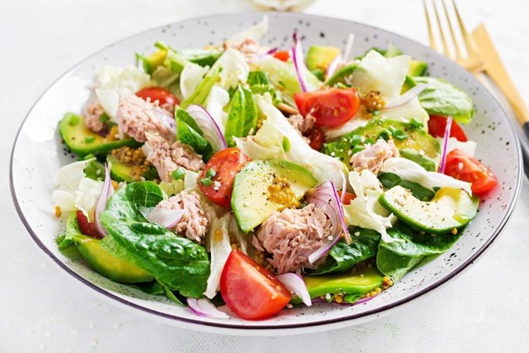 سلطة التونة مع بذور الشيا والأفوكادو للرجيم