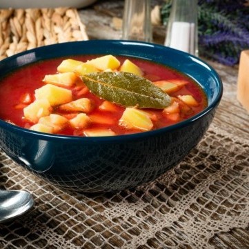 يخنة الكوسا والبطاطس بالصلصة الحمراء