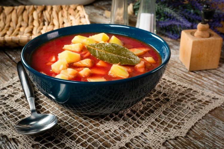 يخنة الكوسا والبطاطس بالصلصة الحمراء