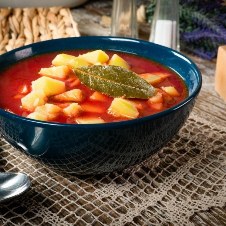 يخنة الكوسا والبطاطس بالصلصة الحمراء