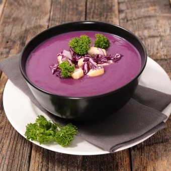 شوربة الملفوف الأحمر والخضروات