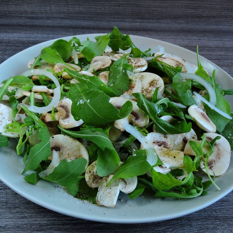 سلطة الجرجير بالفطر وخل البلسمك