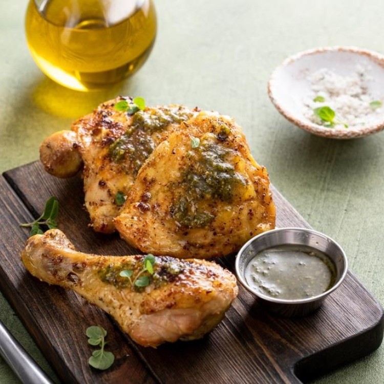 الدجاج المشوي بالتتبيلة الخاصة والتوابل العربية الحارة