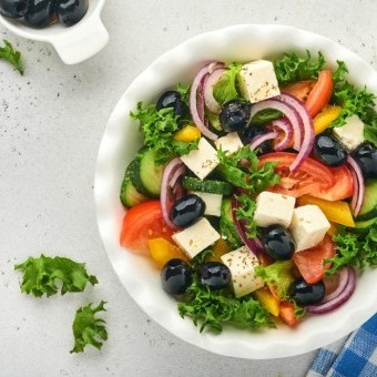 سلطة يونانية بالجبن والزيتون