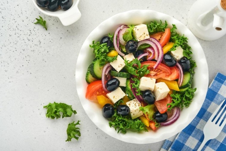 سلطة يونانية بالجبن والزيتون