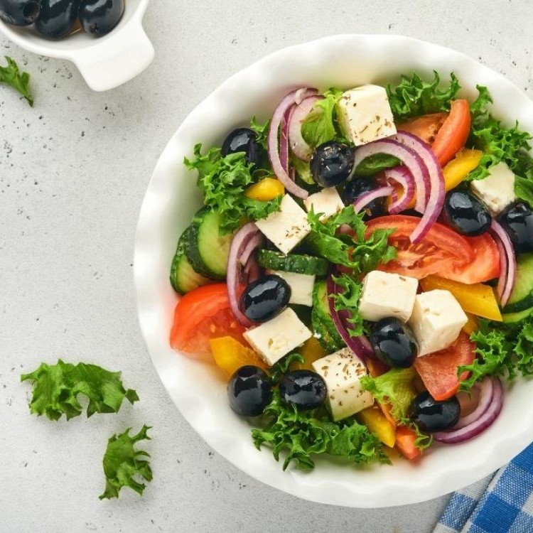 سلطة يونانية بالجبن والزيتون
