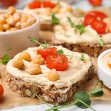 ساندويش حمص بالزبادي للسحور