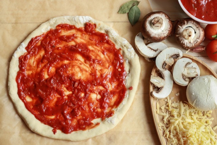 عجينة البيتزا السهلة والسريعة