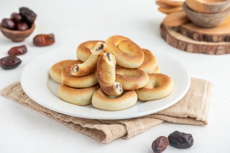 كعك العيد الناعم بحشوة العجوة في المنزل