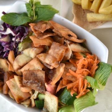 سلطة الفتوش بالخبز المحمص