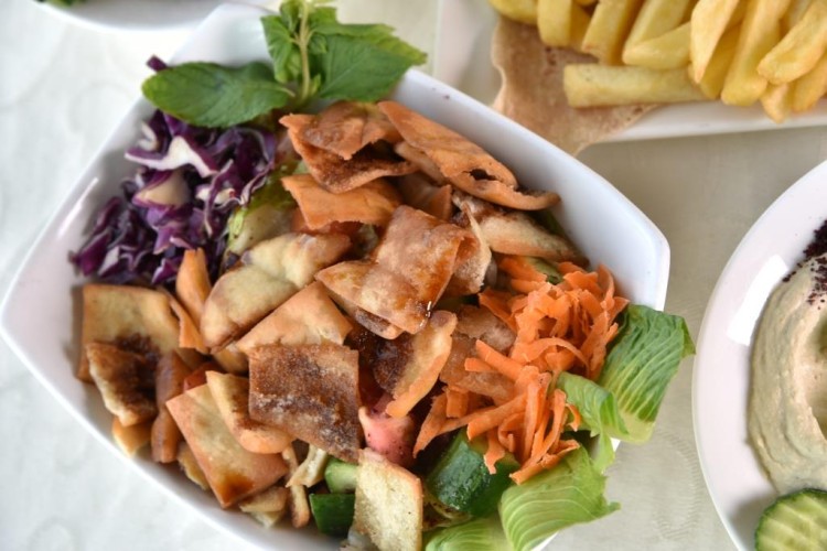 سلطة الفتوش بالخبز المحمص