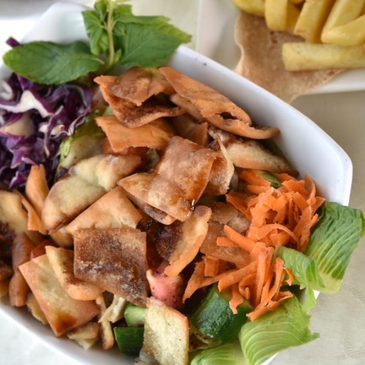 سلطة الفتوش بالخبز المحمص