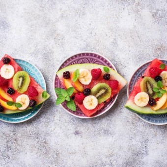 شرائح البطيخ المزينة بالفواكة