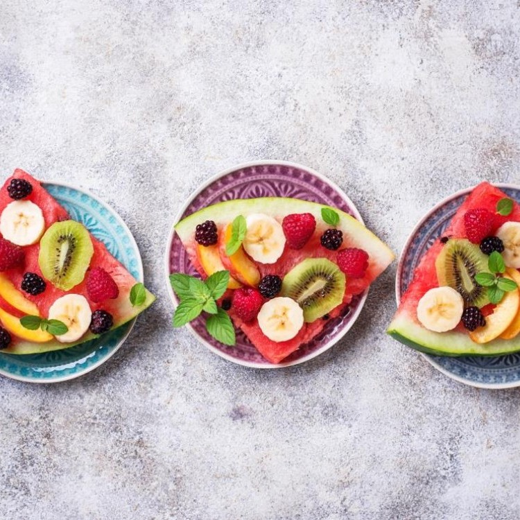 شرائح البطيخ المزينة بالفواكة