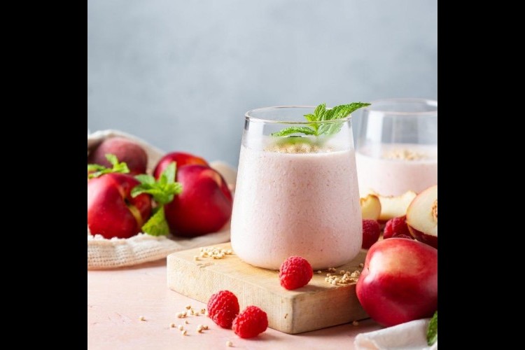 سموثي الفواكة بالزبادي والعسل