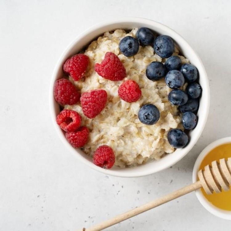 شوفان مع التوت والعسل الطبيعي للرجيم