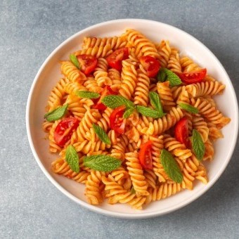 مكرونة بالصوص الأحمر السريع