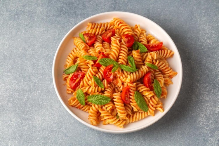 مكرونة بالصوص الأحمر السريع